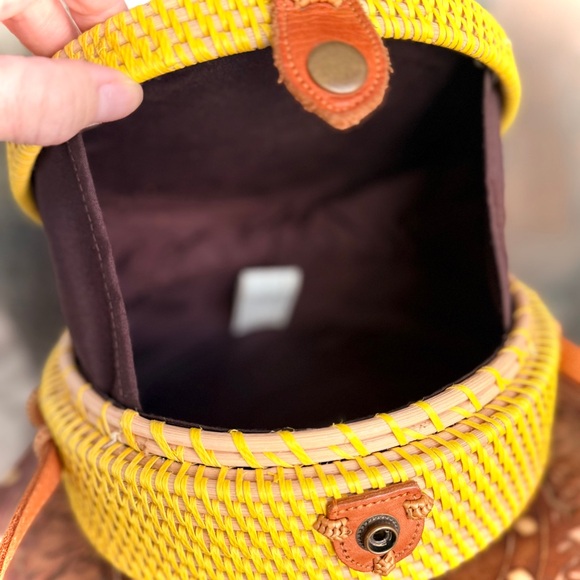Street Level Yellow Woven Round Crossbody Bag Excellent Condition - Picture 8 of 13